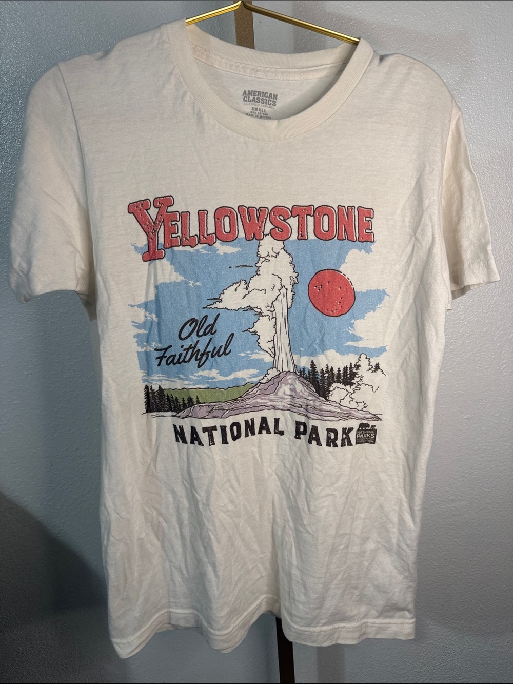 White Yellowstone National Park - Old Faithful -Graphic Tee - size small
